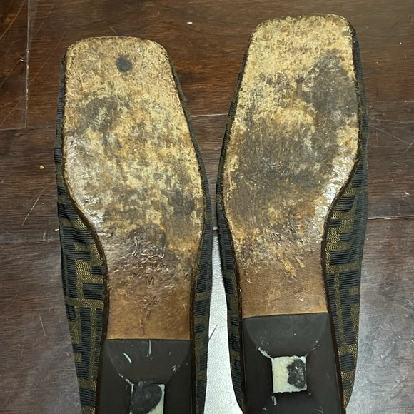 Size 5.5 fendi slides - Picture 2 of 2